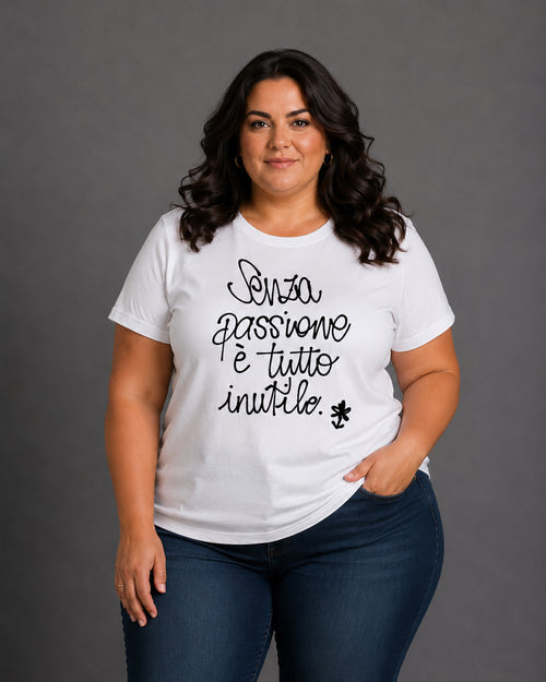 Carica immagine 1 in visualizzazione galleria. T-shirt Curvy Inutile