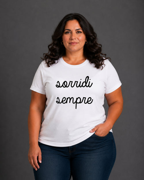 Carica immagine 1 in visualizzazione galleria. T-shirt Curvy Sorridi