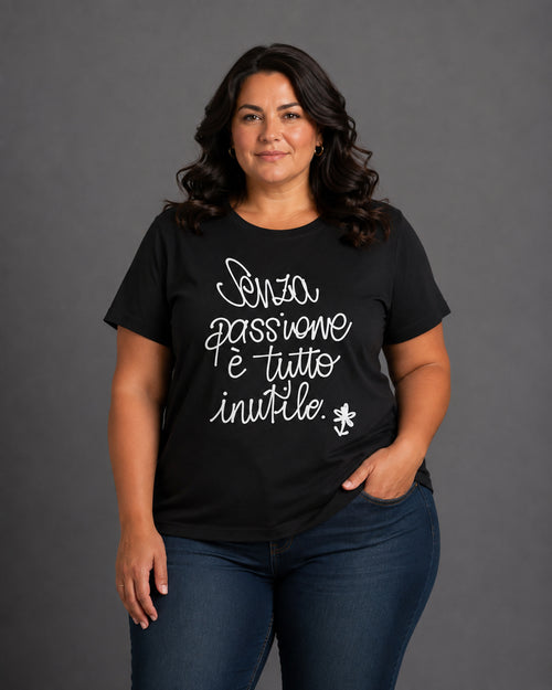 Carica immagine 1 in visualizzazione galleria. T-shirt Curvy Inutile