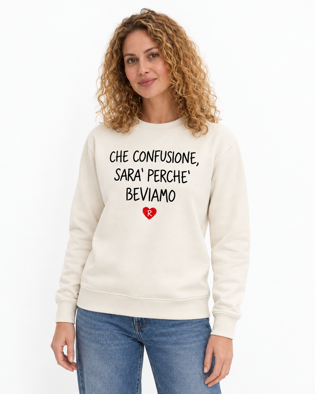 Felpa girocollo panna con la scritta «Che confusione, sarà perché beviamo» e cuoricino rosso con la R